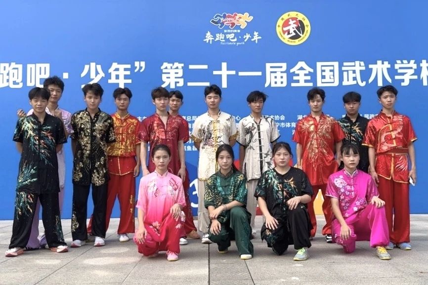 <strong>少林小龍武校6名運(yùn)動(dòng)員榮獲國(guó)家一、二級(jí)運(yùn)動(dòng)員證書(shū)</strong>